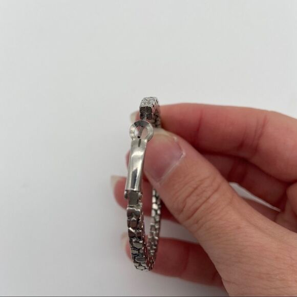 Snakeskin silver hoop earrings - Picture 5 of 5